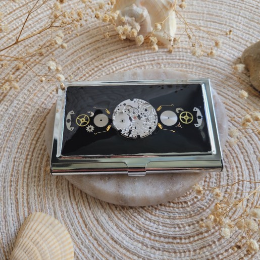 Porte-cartes en métal argenté, résine et pièces détachées de montre.