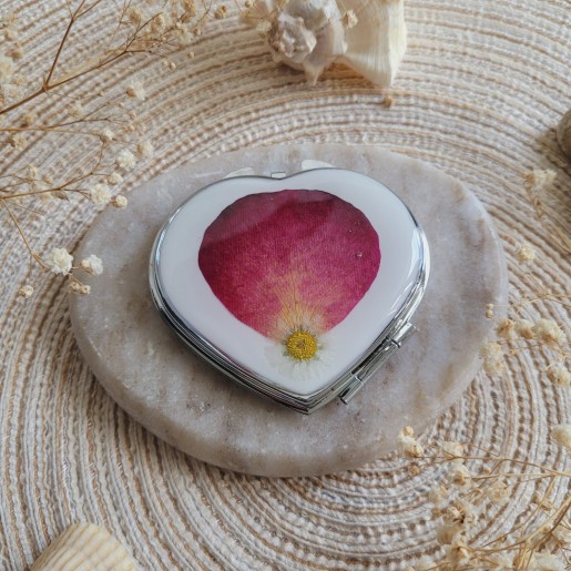 Miroir de poche coeur en métal argenté agrémenté de fleurs séchées de pétale de Rose et Pâquerette.