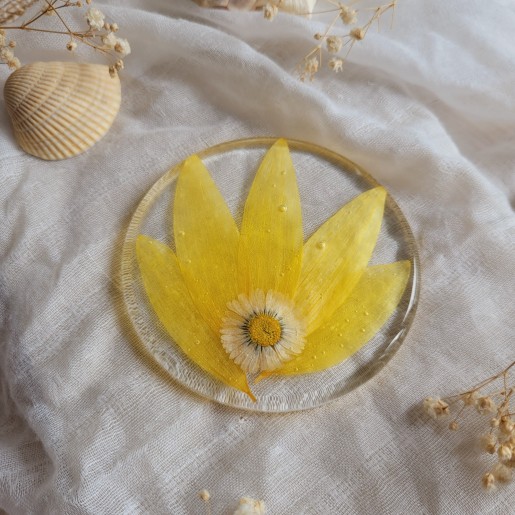 Dessous de verre en résine, diamètre 8.5 cm, et fleurs séchées de Tournesol.