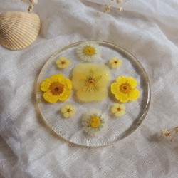 Dessous de verre en résine, diamètre 8.5 cm, et fleurs séchées de Pensée et Bouton d'Or.