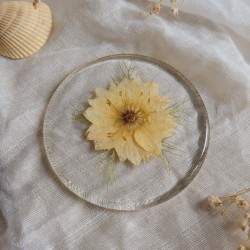 Dessous de verre en résine, diamètre 8.5 cm, et fleur séchée de Nigelle.