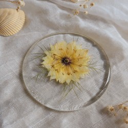 Dessous de verre en résine, diamètre 8.5 cm, et fleur séchée de Nigelle.