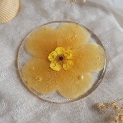 Dessous de verre en résine, diamètre 8.5 cm, et fleurs séchées de pétales de Rose et Bouton d'Or.