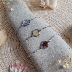 Bracelets de cheville en acier inoxydable réalisés sur mesure avec pendentif rond en résine et fleurs séchées.