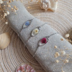 Bracelets de cheville en acier inoxydable réalisés sur mesure avec pendentif oeil en résine et fleurs séchées.