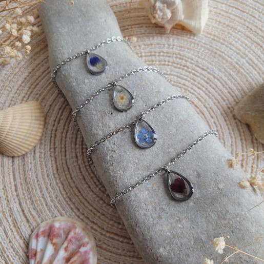 Bracelets de cheville en acier inoxydable réalisés sur mesure avec pendentif goutte en résine et fleurs séchées.