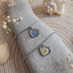 Bracelets de cheville en acier inoxydable réalisés sur mesure avec pendentif coeur en résine et fleurs séchées.