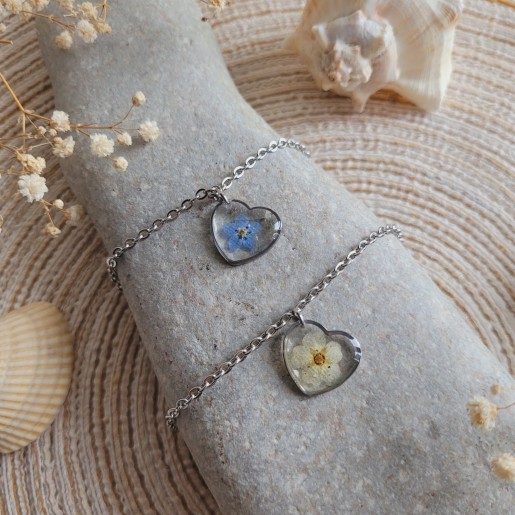 Bracelets de cheville en acier inoxydable réalisés sur mesure avec pendentif coeur en résine et fleurs séchées.