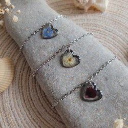 Bracelets de cheville en acier inoxydable réalisés sur mesure avec pendentif coeur en résine et fleurs séchées.