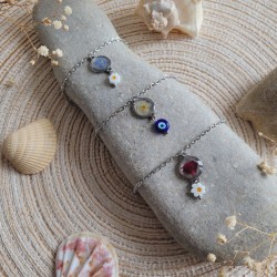 Bracelets de cheville en acier inoxydable réalisés sur mesure avec pendentif coeur en résine et fleurs séchées.