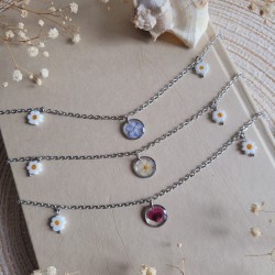 Bracelets de cheville en acier inoxydable réalisés sur mesure avec pendentif rond en résine et fleurs séchées.