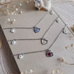Bracelets de cheville en acier inoxydable réalisés sur mesure avec pendentif coeur en résine et fleurs séchées.
