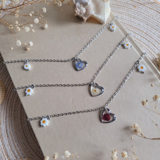 Bracelets de cheville en acier inoxydable réalisés sur mesure avec pendentif coeur en résine et fleurs séchées.