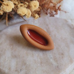 Pin's biscuit barquette à la fraise en résine.