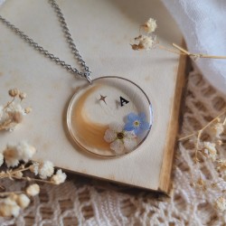 Collier souvenir fleuri, pendentif rond de 3 cm, avec poils d'animaux, cheveux, plumes, crins de cheval et fleurs séchées.