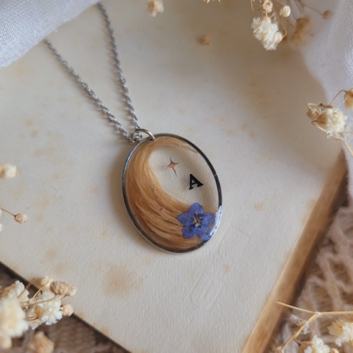 Collier souvenir fleuri, pendentif ovale, avec poils d'animaux, cheveux, plumes, crins de cheval et fleurs séchées.