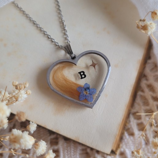 Collier souvenir fleuri, pendentif coeur, avec poils d'animaux, cheveux, plumes, crins de cheval et fleurs séchées.