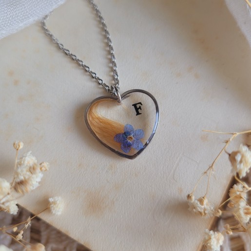 Collier souvenir fleuri, pendentif coeur, avec poils d'animaux, cheveux, plumes, crins de cheval et fleurs séchées.
