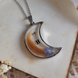 Collier souvenir fleuri, pendentif lune, avec poils d'animaux, cheveux, plumes, crins de cheval et fleurs séchées.
