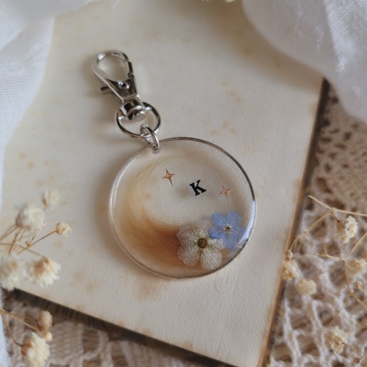 Porte-clé souvenir fleuri, pendentif rond de 4 cm, avec poils d'animaux, cheveux, plumes, crins de cheval et fleurs séchées.