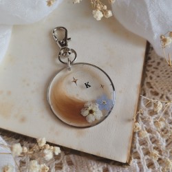 Porte-clé souvenir fleuri, pendentif rond de 3.5 cm, avec poils d'animaux, cheveux, plumes, crins de cheval et fleurs séchées.