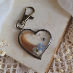 Porte-clé souvenir fleuri, pendentif coeur, avec poils d'animaux, cheveux, plumes, crins de cheval et fleurs séchées.