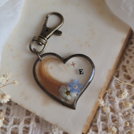Porte-clé souvenir fleuri, pendentif coeur, avec poils d'animaux, cheveux, plumes, crins de cheval et fleurs séchées.