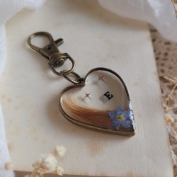 Porte-clé souvenir fleuri, pendentif coeur, avec poils d'animaux, cheveux, plumes, crins de cheval et fleurs séchées.