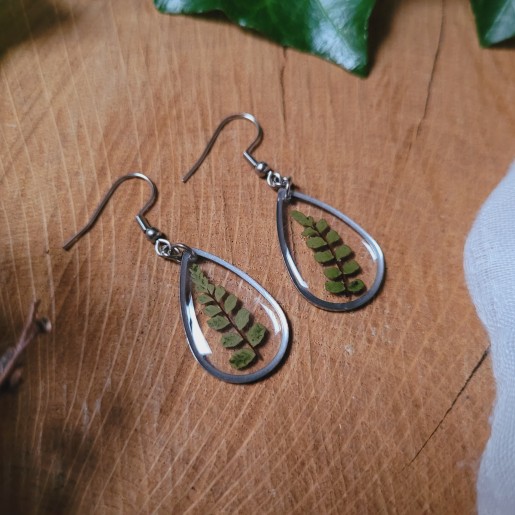 Boucles d’oreilles automne en résine avec feuilles naturelles.