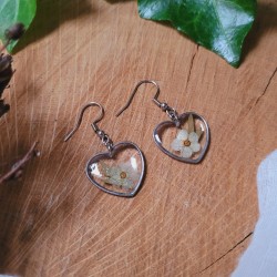 Boucles d’oreilles automne en résine avec feuilles et fleurs naturelles.