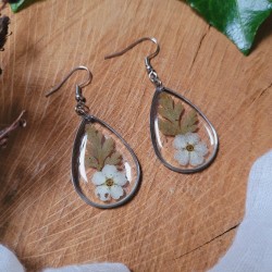 Boucles d’oreilles automne en résine avec feuilles et fleurs naturelles.