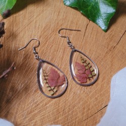 Boucles d’oreilles automne en résine avec feuilles naturelles.