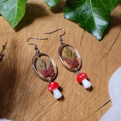 Boucles d’oreilles automne en résine avec feuilles naturelles et champignons en verre