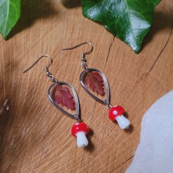 Boucles d’oreilles automne en résine avec feuilles naturelles et champignons en verre
