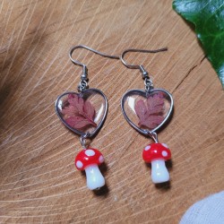 Boucles d’oreilles automne en résine avec feuilles naturelles et champignons en verre