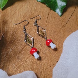 Boucles d’oreilles automne en résine avec feuilles naturelles et champignons en verre