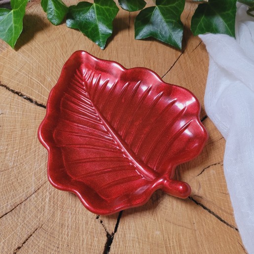 Coupelle à bijoux en forme de feuille en résine.