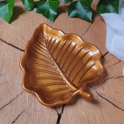 Coupelle à bijoux en forme de feuille en résine.