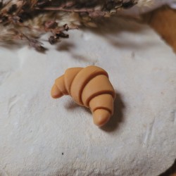 Pin's mini croissant en résine.