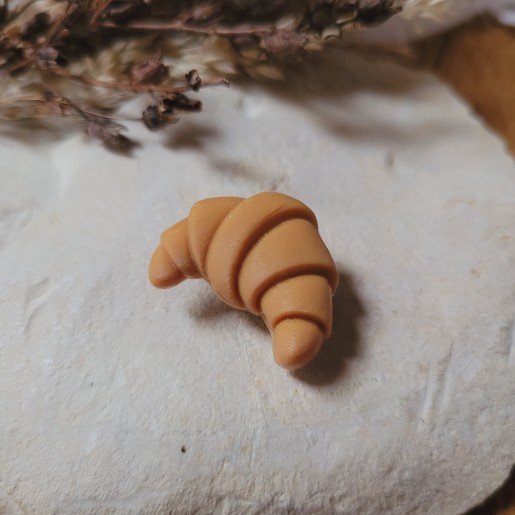 Pin's mini croissant en résine.