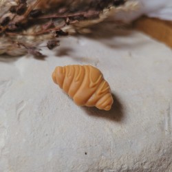 Pin's mini croissant en résine.