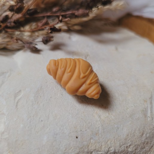 Pin's mini croissant en résine.