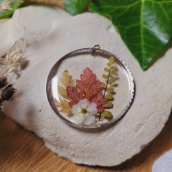 Pendentif fleurs et feuilles séchées naturelles en résine.