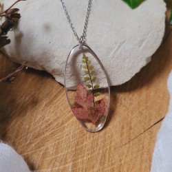 Pendentif ovale fleurs et feuilles séchées naturelles en résine.