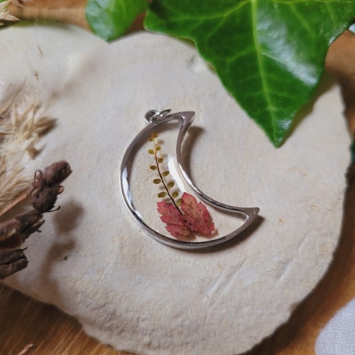 Pendentif lune fleurs et feuilles séchées naturelles en résine.