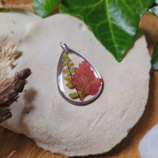 Pendentif goutte fleurs et feuilles séchées naturelles en résine.