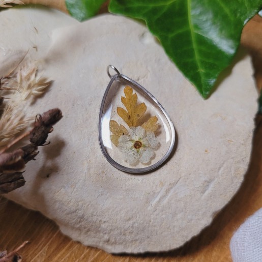 Pendentif goutte fleurs et feuilles séchées naturelles en résine.