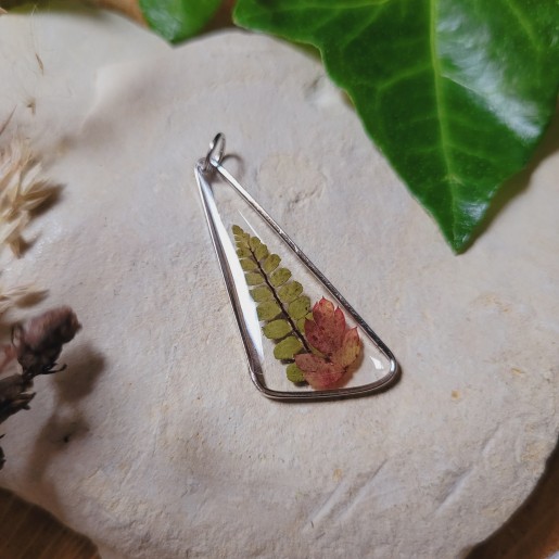 Pendentif triangle fleurs et feuilles séchées naturelles en résine.