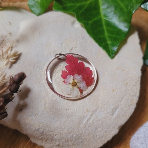 Pendentif rond fleurs et feuilles séchées naturelles en résine.