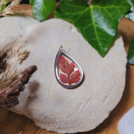 Pendentif rond fleurs et feuilles séchées naturelles en résine.